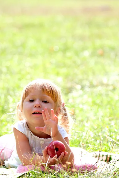 Όμορφο κοριτσάκι σε εξωτερικούς χώρους με μήλο — Φωτογραφία Αρχείου