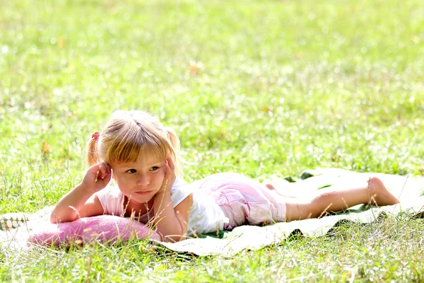 Красивая маленькая девочка в природе — стоковое фото