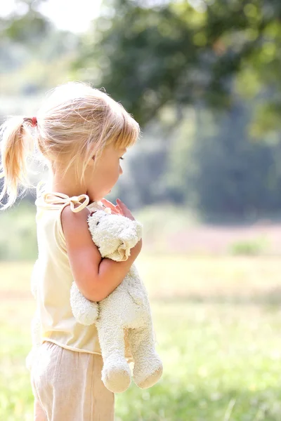 Hermosa niña en la naturaleza con conejos — Foto de Stock