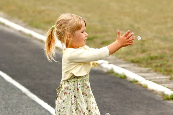 Menina com bolhas de sabão — Fotografia de Stock