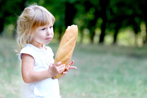 パンが自然の中で美しい少女 — ストック写真