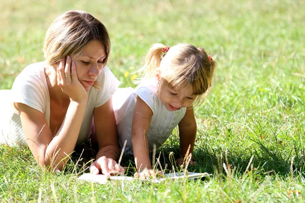 Madre con bambino sull'erba — Foto Stock