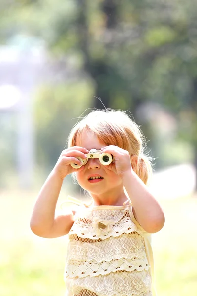 Krásná mladá dívka na přírodu s dalekohledem — Stock fotografie