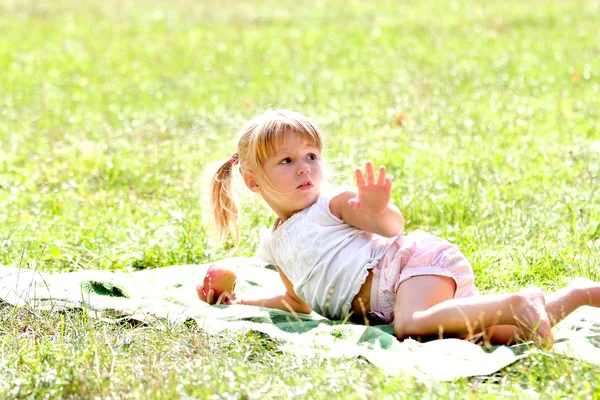 Krásná holčička venku s apple — Stock fotografie