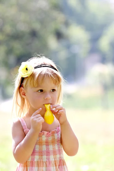 Krásná mladá dívka na přírodu s míčem — Stock fotografie