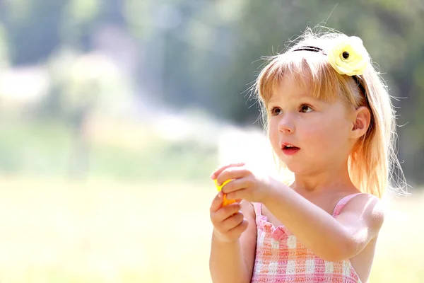 Vacker liten flicka i naturen med ballonger — Stockfoto