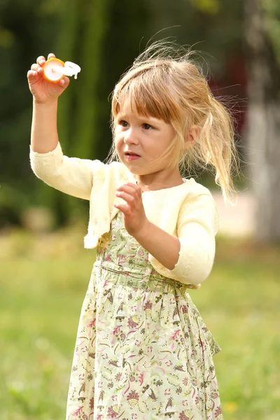 Kleines Mädchen mit Seifenblasen — Stockfoto