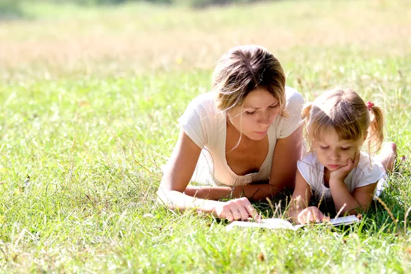 Matka z dzieckiem na trawie — Zdjęcie stockowe