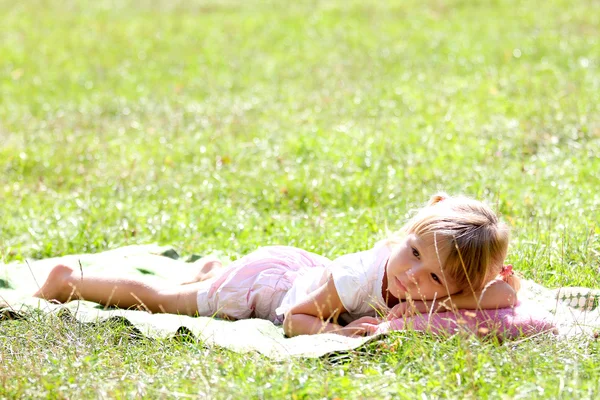 Linda menina na natureza — Fotografia de Stock