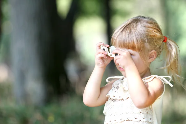 Hermosa joven en la naturaleza con prismáticos —  Fotos de Stock