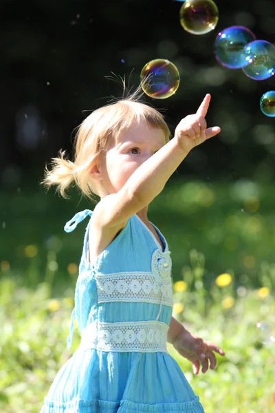 Liten flicka med såpbubblor — Stockfoto
