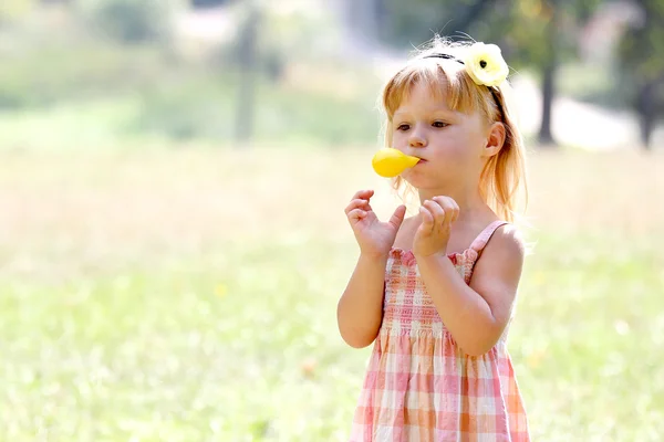 Vacker liten flicka i naturen med ballonger — Stockfoto