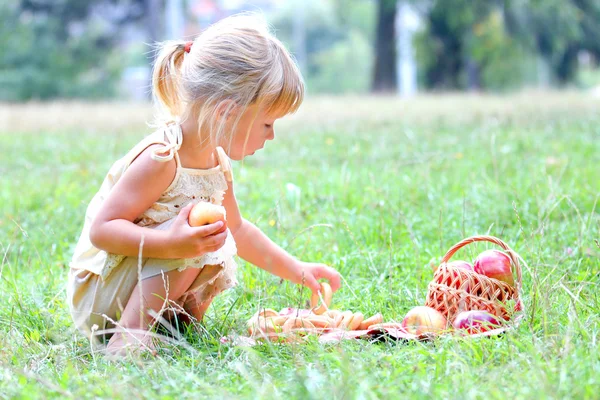 Linda menina ao ar livre com maçã — Fotografia de Stock