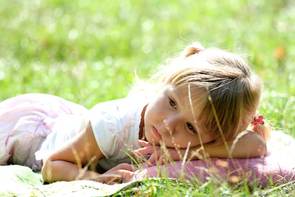 Belle petite fille dans la nature — Photo