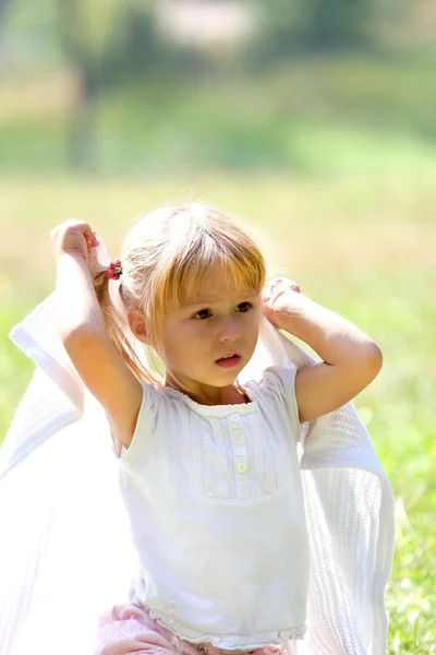 Vacker liten flicka i naturen, — Stockfoto