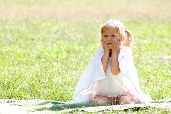 Bella bambina in natura , — Foto Stock