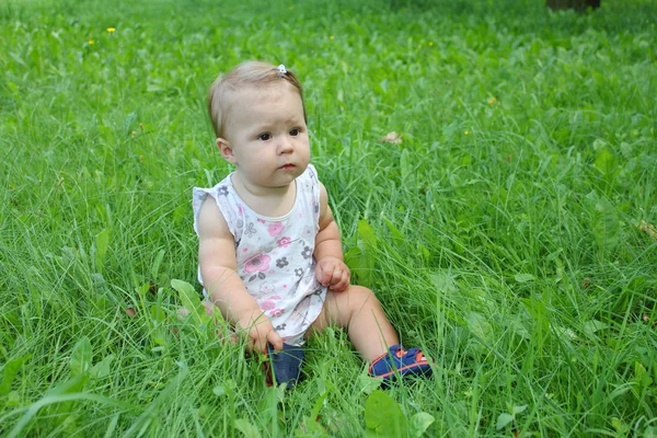 Krásná holčička na přírodu — Stock fotografie