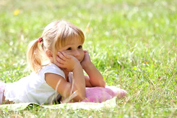 Beautiful little girl in nature, — Stock Photo, Image