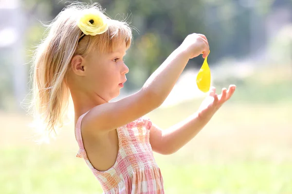 Krásná mladá dívka na přírodu s míčem — Stock fotografie