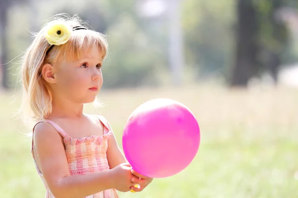 Mooie meisje in de natuur met ballonnen — Stockfoto