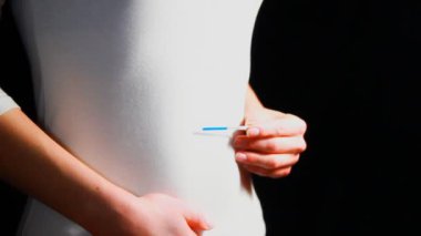 Hamilelik testi ile hamile karnına büyür
