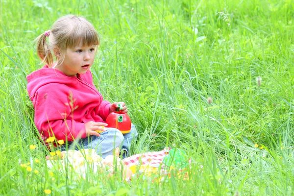 Belle petite fille sur la nature — Photo