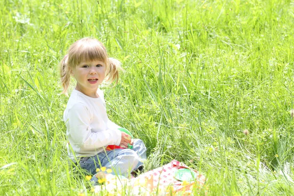 Krásná holčička na přírodu — Stock fotografie