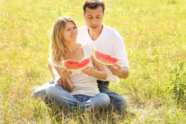 sevgi dolu çift doğa karpuz yemek