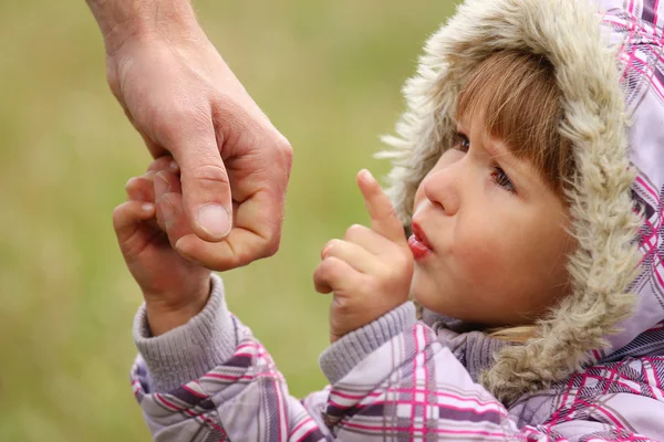 Üst küçük bir kızın elini tutar — Stok fotoğraf