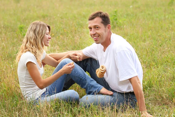 Couple amoureux en plein air — Photo