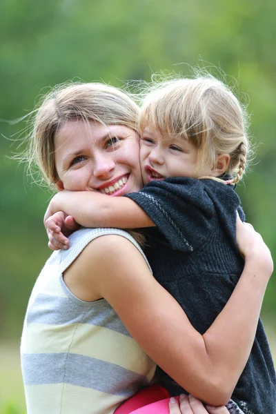 Mama och hennes lilla dotter — Stockfoto