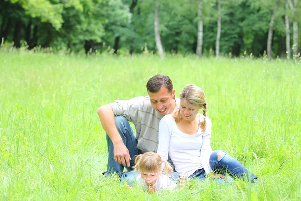 Junge Familie über die Natur — Stockfoto