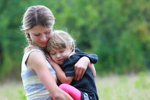 Mama und ihre kleine Tochter — Stockfoto