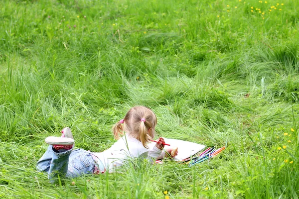 Mooi klein meisje op de natuur — Stockfoto