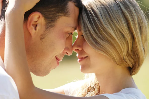 Casal apaixonado ao ar livre — Fotografia de Stock