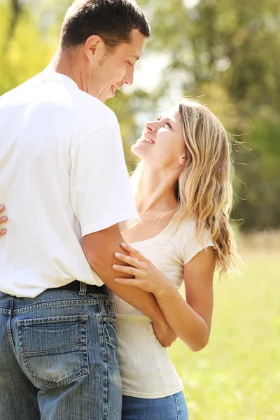 Paar verliefd buitenshuis — Stockfoto