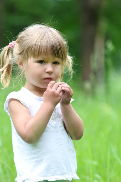 Belle petite fille sur la nature — Photo