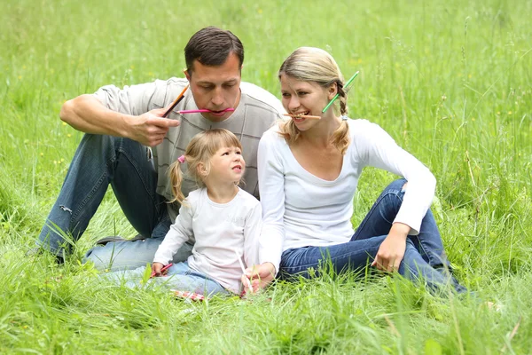 Familia joven sobre la naturaleza — Foto de Stock