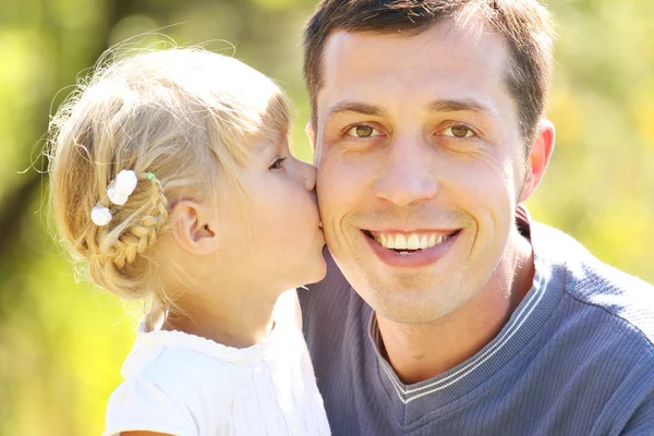 Padre joven con hija pequeña — Foto de Stock