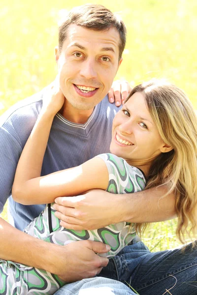 Paar verliefd buitenshuis — Stockfoto