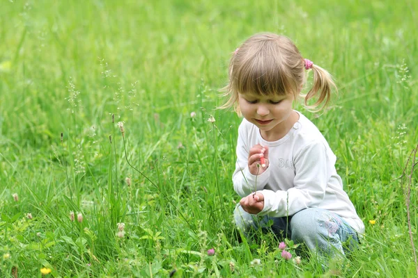 Belle petite fille sur la nature — Photo