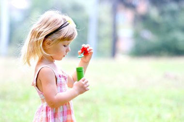 sabun köpüğü ile küçük kız