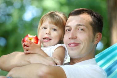 Babasının küçük kızı bir hamak