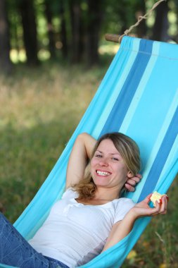 # Hamaktaki genç kadın #