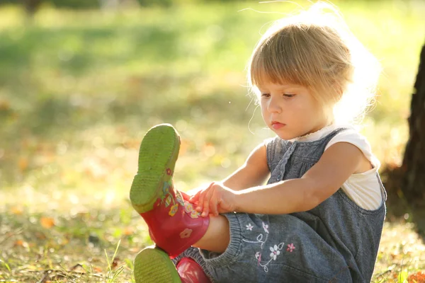 Bella bambina sulla natura — Foto Stock