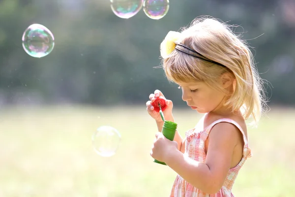 Liten flicka med såpbubblor — Stockfoto