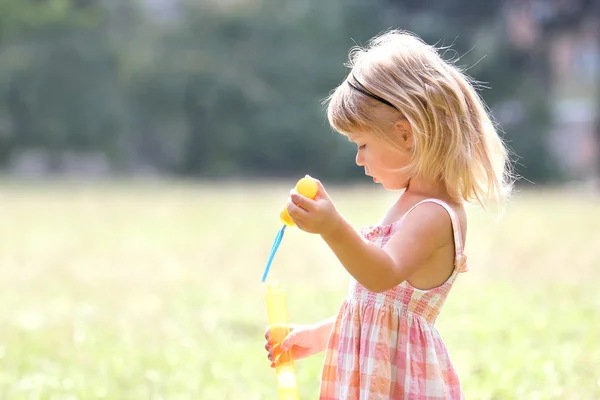 Liten flicka med såpbubblor — Stockfoto