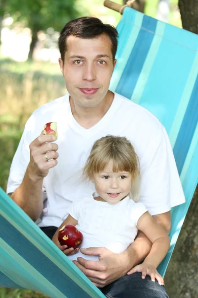 Père avec sa petite fille dans un hamac — Photo