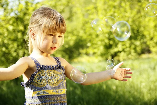 Menina com bolhas de sabão — Fotografia de Stock