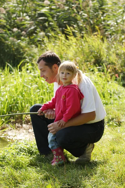 Dad and little daughter near a lake — Stock Photo, Image